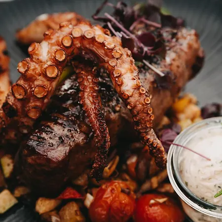 מלון דירות Skippers 4*